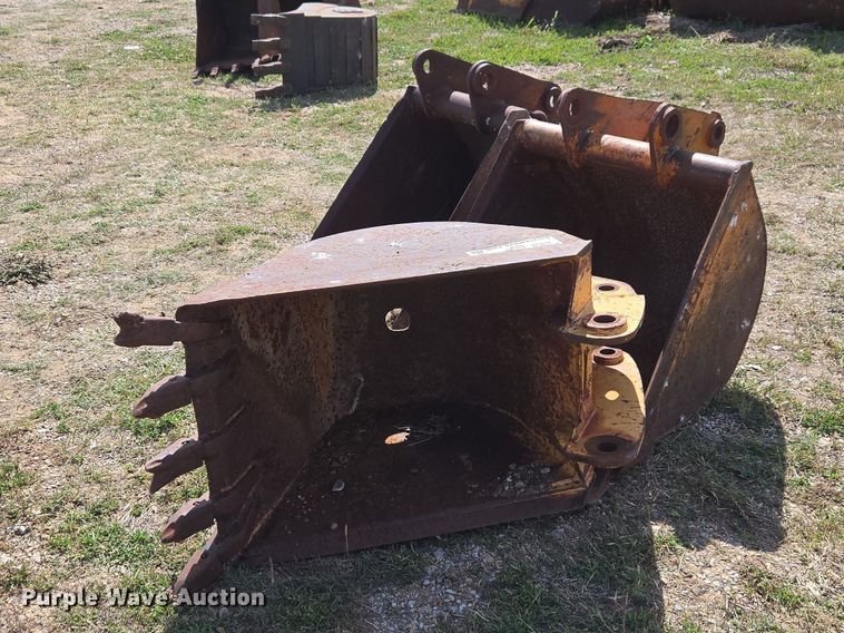 (3) backhoe buckets - FH6619