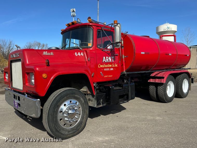 1977 Mack RD685S water truck - FK1682