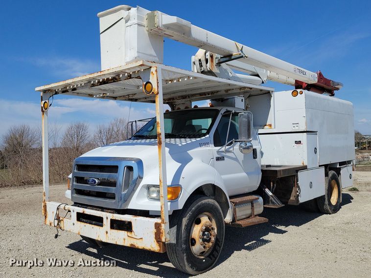 2010 Ford F750 Super Duty bucket truck - NK9991
