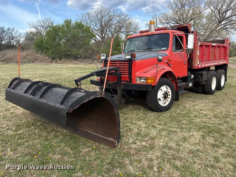 1997 International 4900 dump truck - DZ5435
