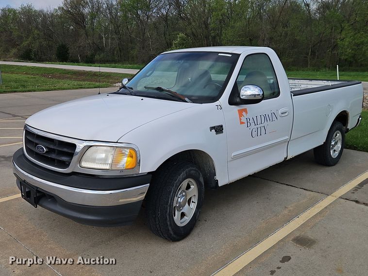 2000 Ford F-150 pickup truck - EO7242