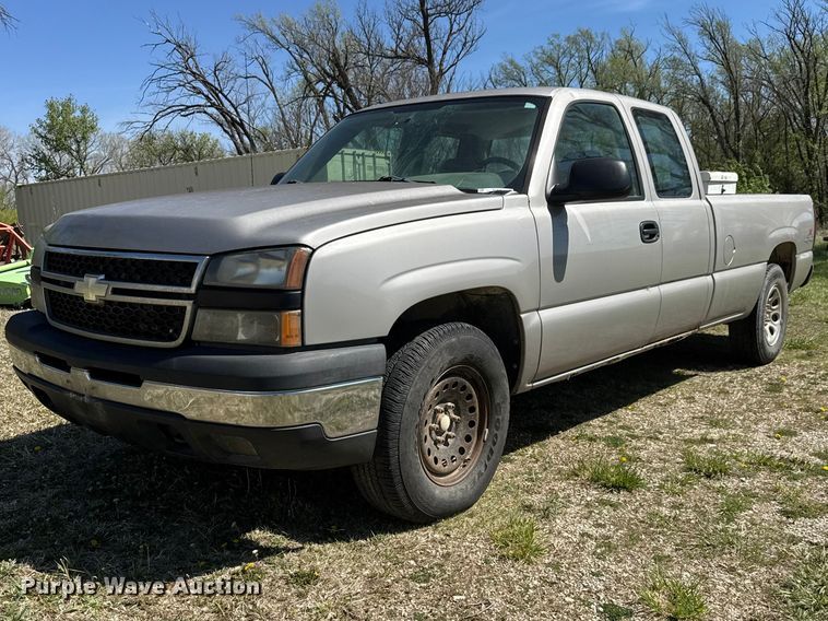 2006 Chevrolet Silverado 1500 Ext. Cab pickup truck - ET1914