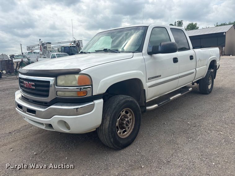 2004 GMC Sierra 2500HD Crew Cab pickup truck - ET5126