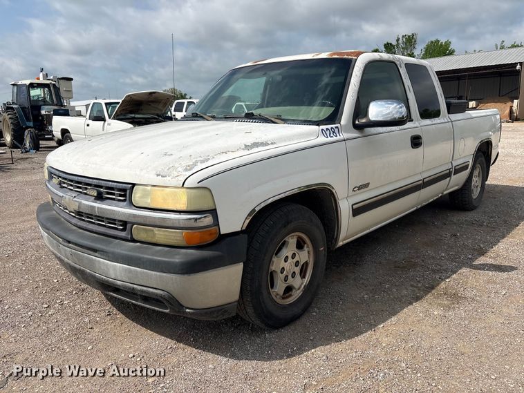 2002 Chevrolet Silverado 1500 Ext. Cab pickup truck - ET5128
