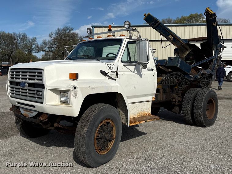 1992 Ford F700 truck cab and chassis with tree spade - EV7688