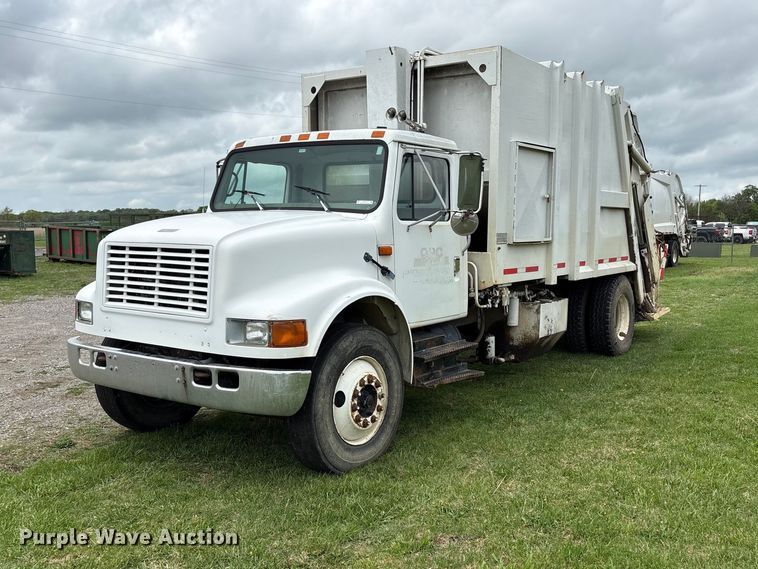 2001 International 4900 refuse truck - EW1516