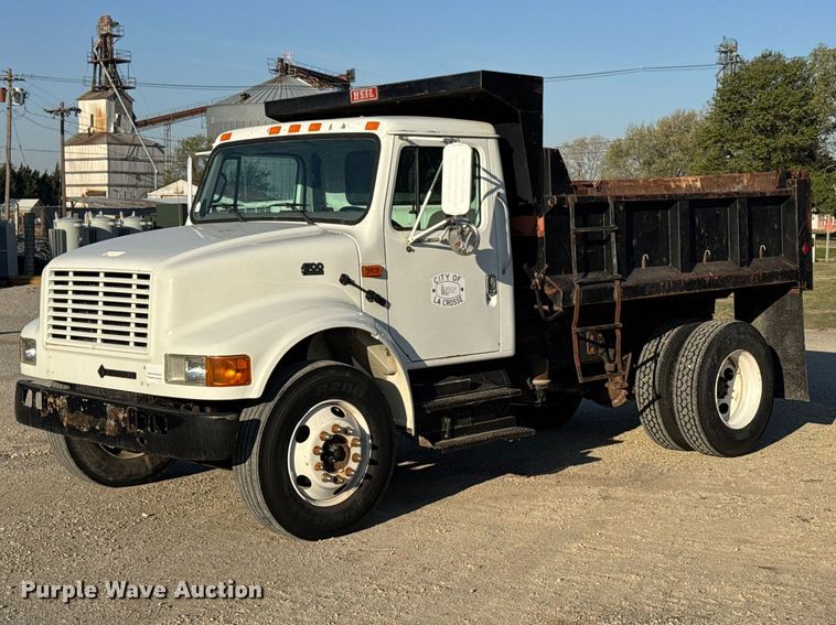 2001 International 4700 dump truck - FB7135