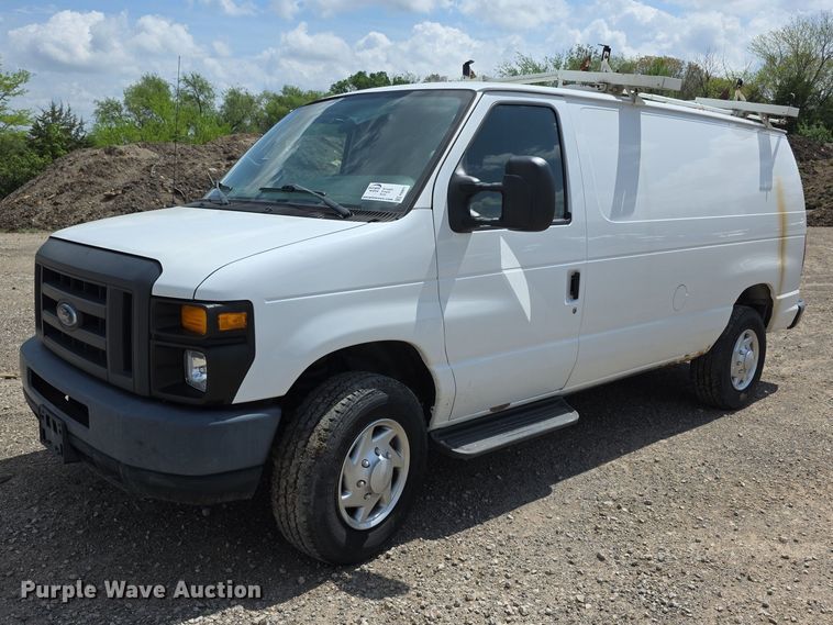 2013 Ford E350 Super Duty delivery van - FI0971