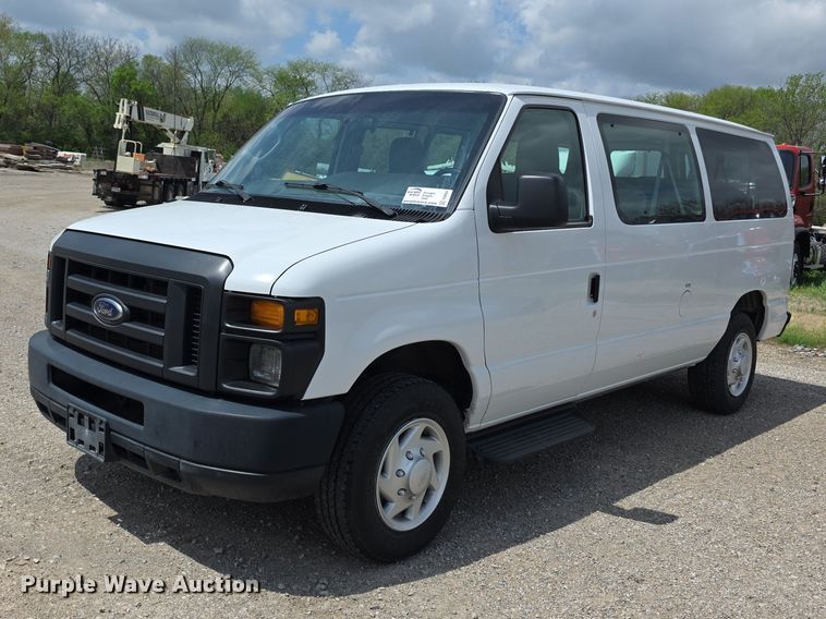 2013 Ford E350 Wagon Super Duty XL van - FI0984