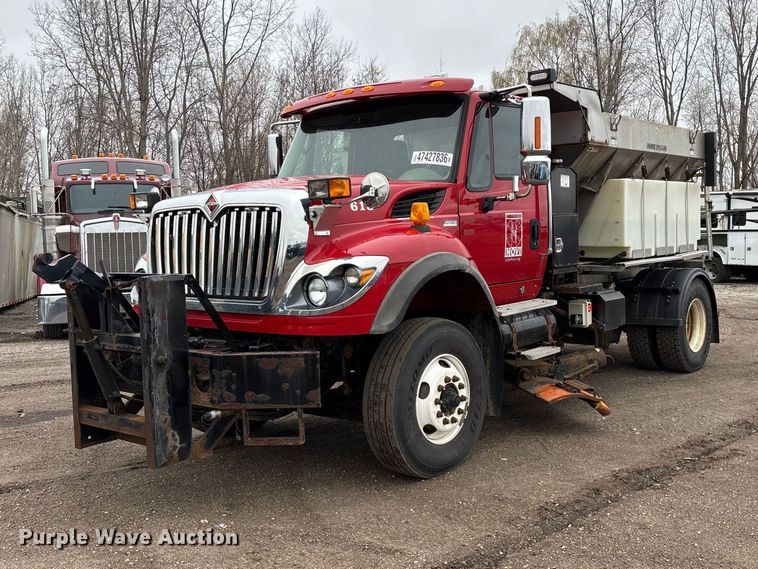 2013 International WorkStar 7400 spreader truck - YA2960