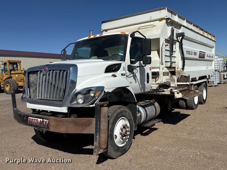2020 International HV607 feed mixer truck - DZ5238