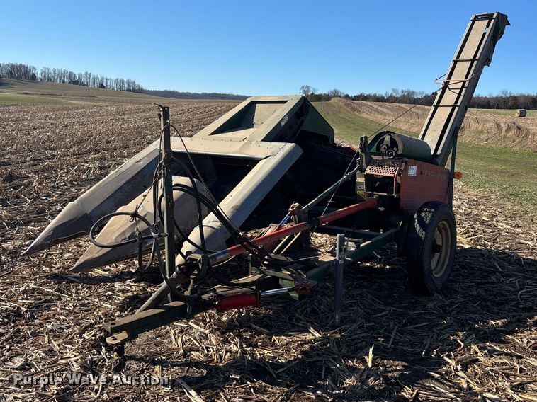 New Idea 327 corn picker - EA4755