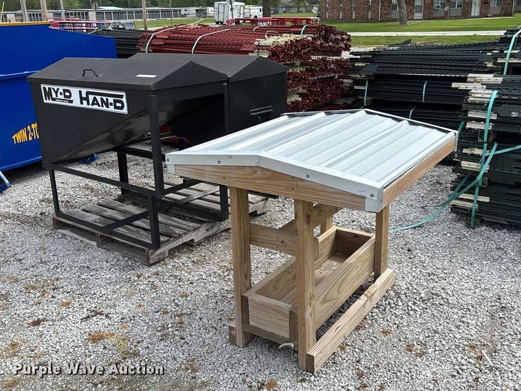 (3) livestock feeders - EO4191