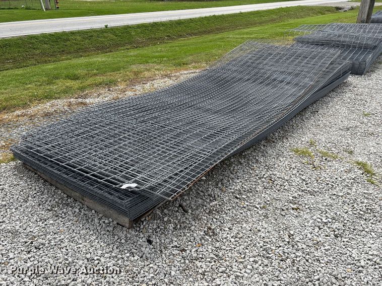 Approximately 48 wire fence panels - EO4196