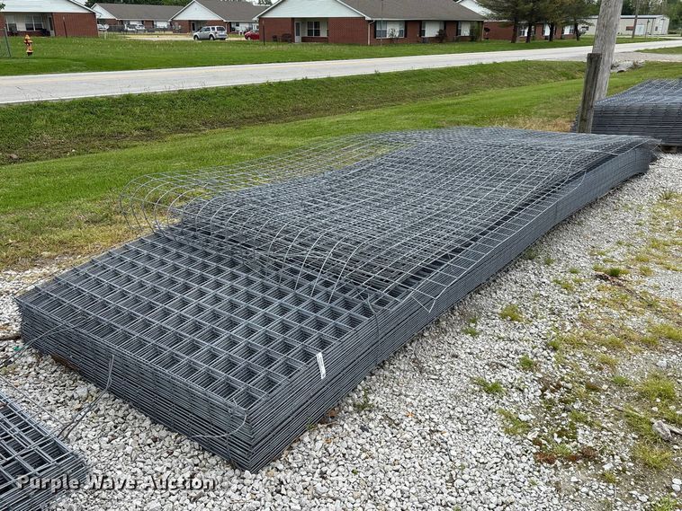 Approximately 60 wire fence panels - EO4197