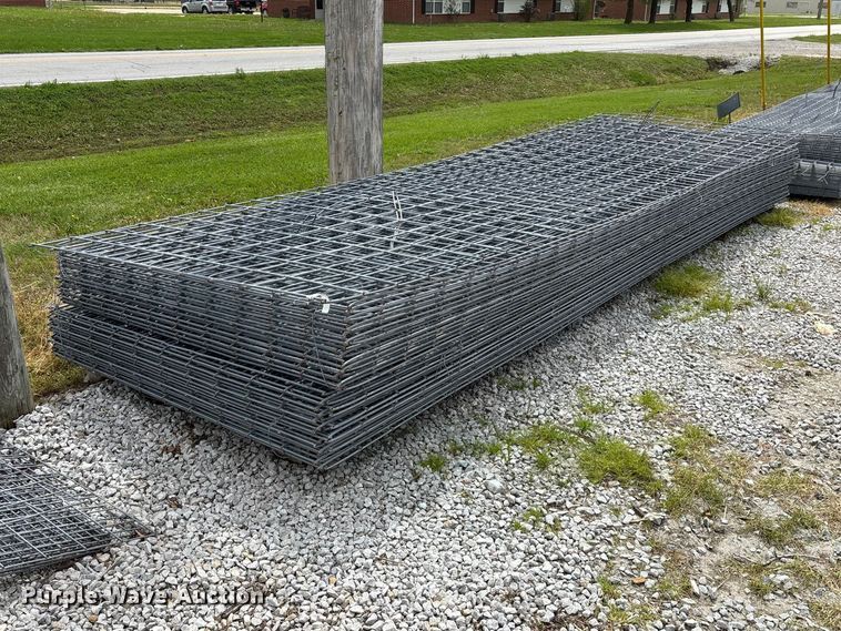 Approximately 50 wire fence panels - EO4198