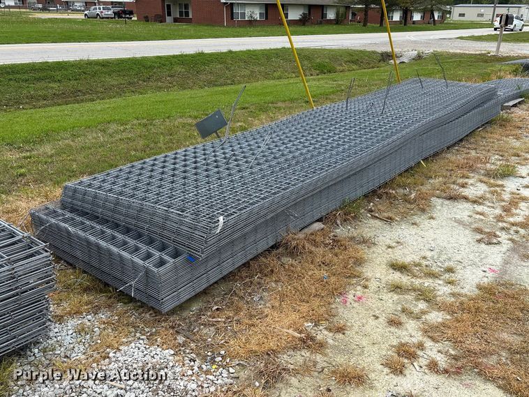 Approximately 76 wire fence panels  - EO4199