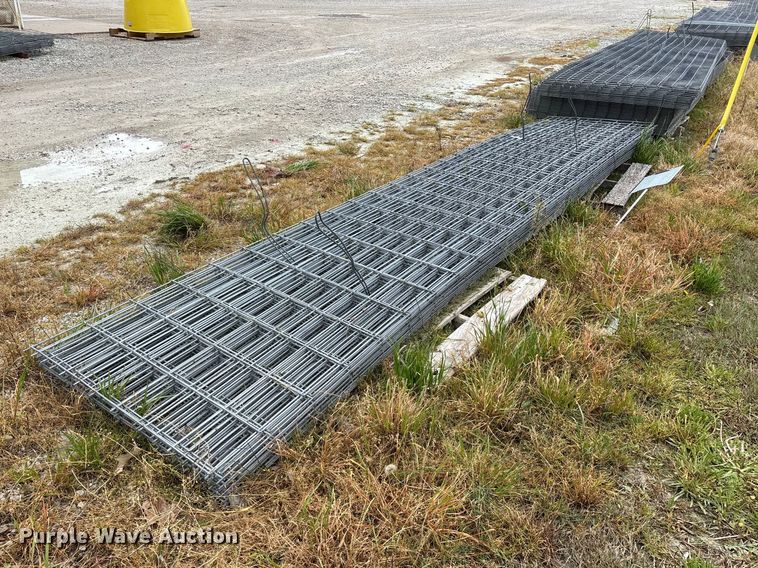 Approximately 20 wire fence panels - EO4200