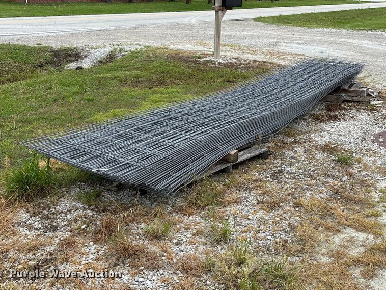 Approximately 33 wire fence panels - EO4201