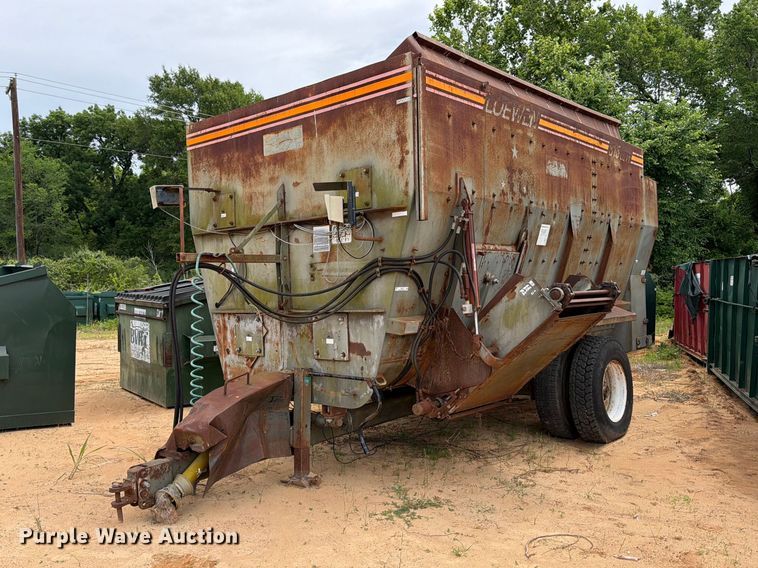 1999 Loewen 815 CU.FT. feed mixer - FB8120