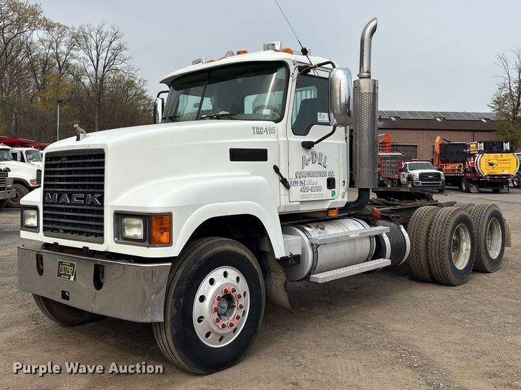 2007 Mack CHN613 semi truck - DT2887