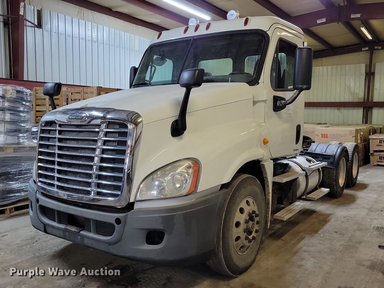 2012 Freightliner Cascadia semi truck - DZ7040