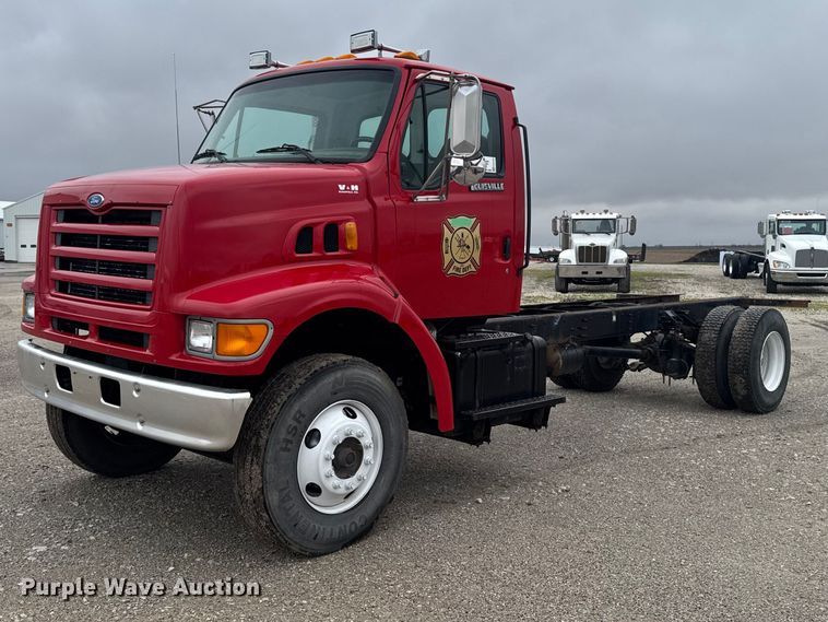 1997 Ford L8501 truck cab and chassis - EA2332