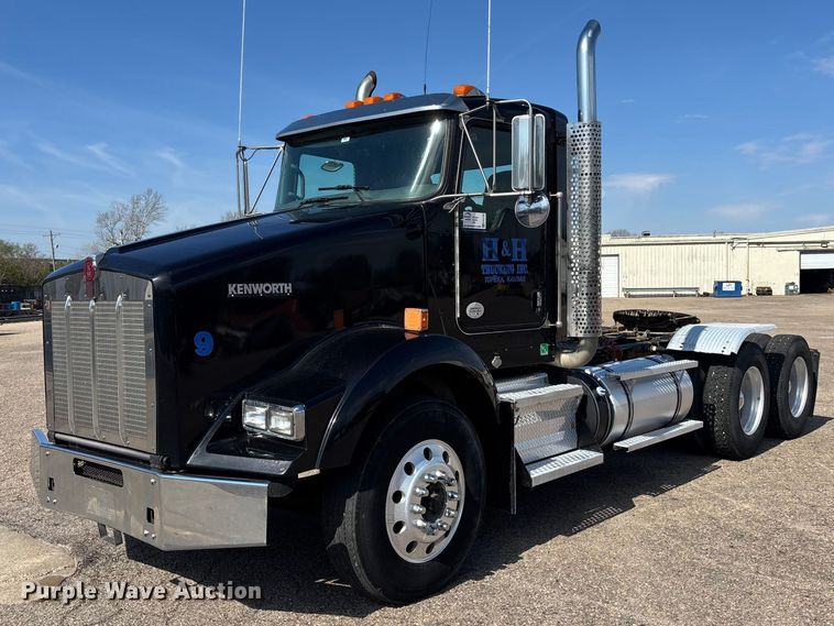 2015 Kenworth T8 Series semi truck - EA4730