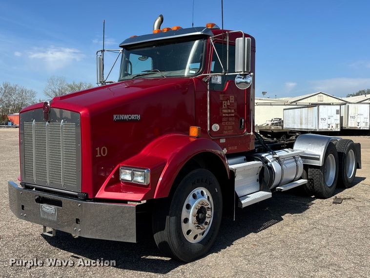 2017 Kenworth T8 Series semi truck - EA4732