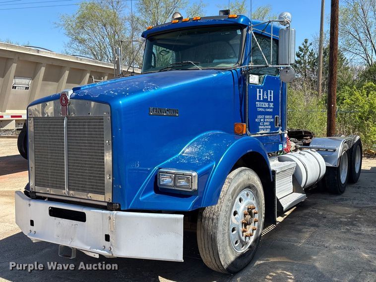 2008 Kenworth T8 Series semi truck - EA4736