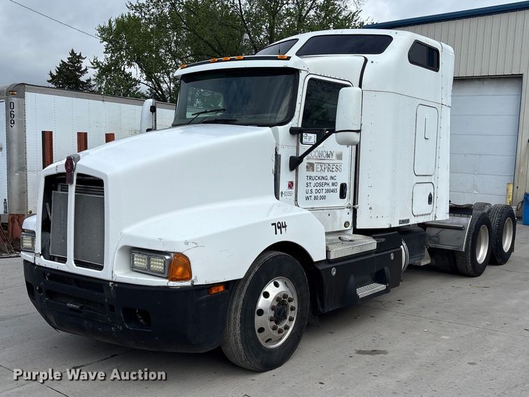 2005 Kenworth T600 semi truck - EA4807
