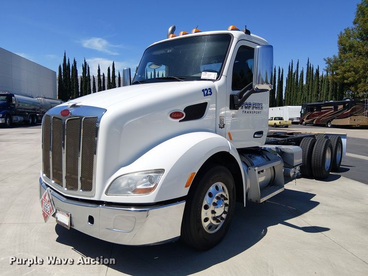 2014 Peterbilt 579 truck cab and chassis - EE5302