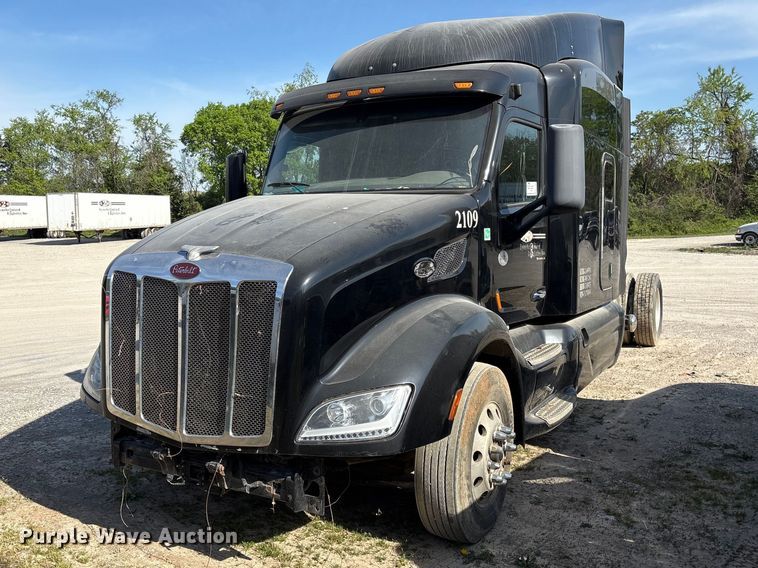2015 Peterbilt 579 semi truck - EF1089