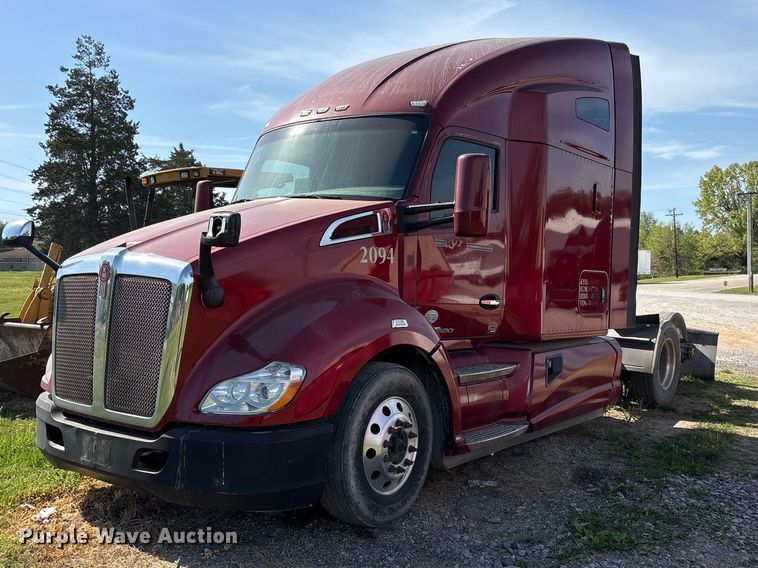 2015 Kenworth T680 semi truck - EF1090