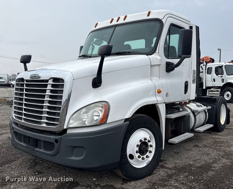 2013 Freightliner Cascadia  semi truck - EG1781