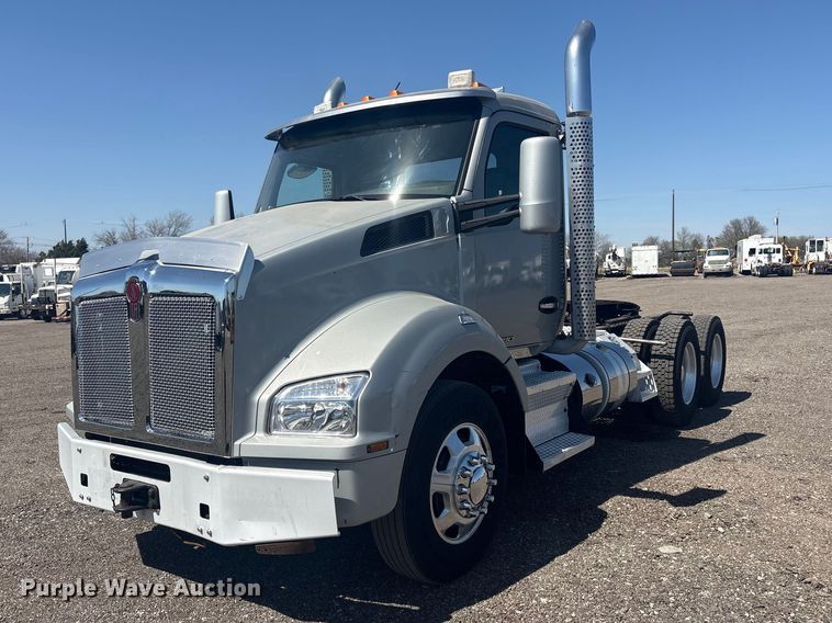 2015 Kenworth T880 semi truck - EG8914