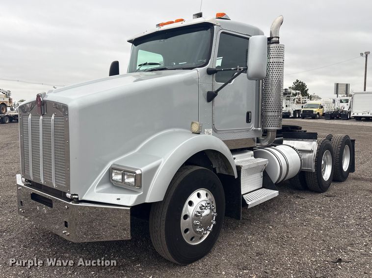 2005 Kenworth T800 semi truck - EG8918