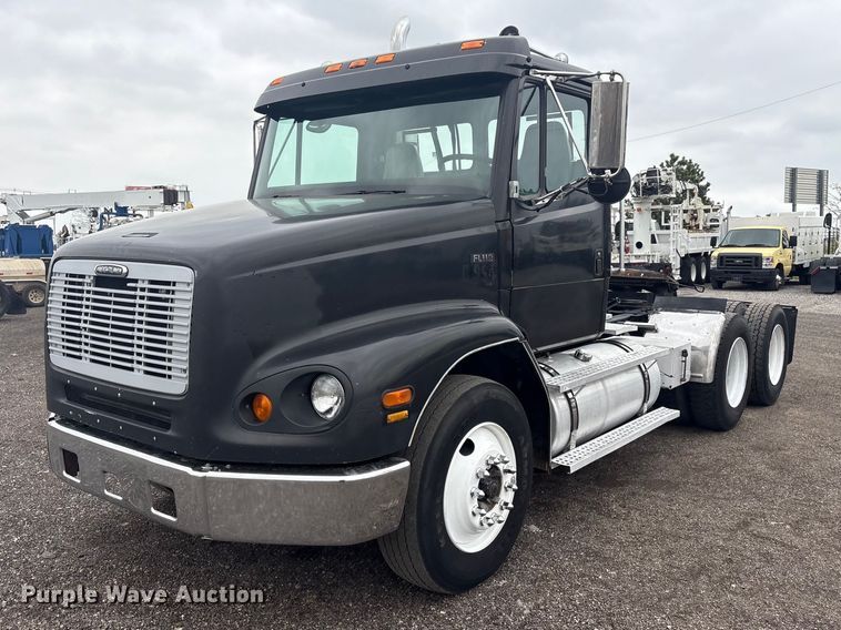 2000 Freightliner FL112 semi truck - EG8937