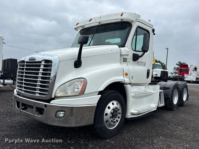 2015 Freightliner Cascadia semi truck - EG8941