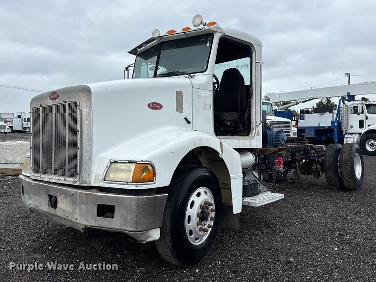2003 Peterbilt 385 semi truck - EG8942
