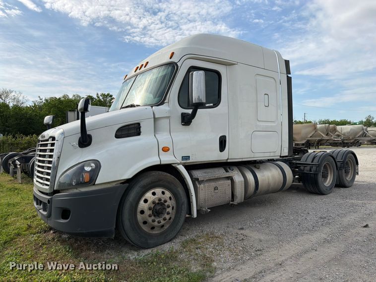 2016 Freightliner Cascadia semi truck - EL0109