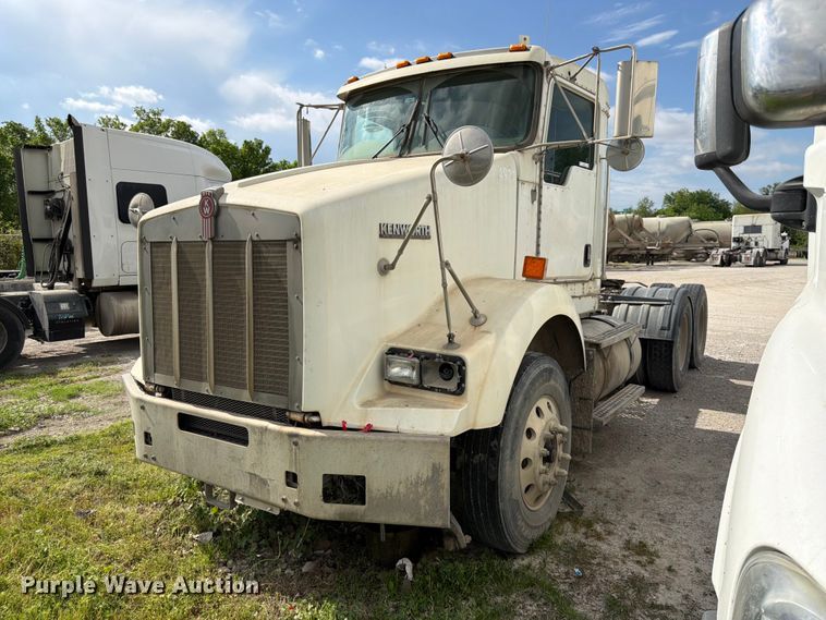 2006 Kenworth T800 semi truck - EL0110
