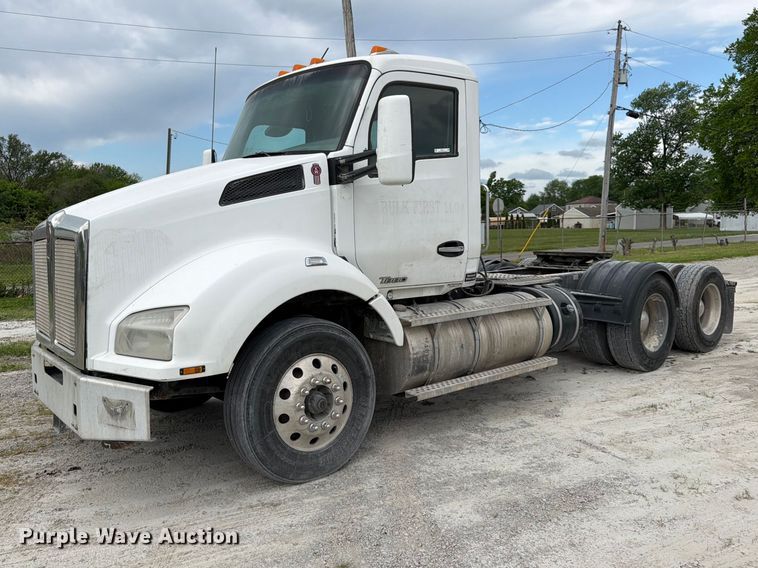 2016 Kenworth T880 semi truck - EL0111