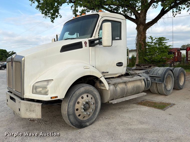 2016 Kenworth T880 semi truck - EL0112
