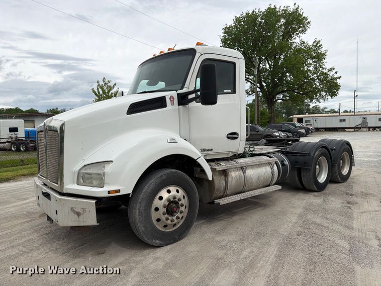 2016 Kenworth T880 semi truck - EL0114