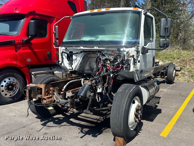 2020 International MV607 truck cab and chassis - EM8608