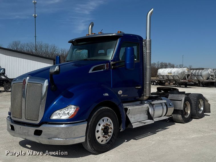 2019 Kenworth T680 semi truck - EQ5025