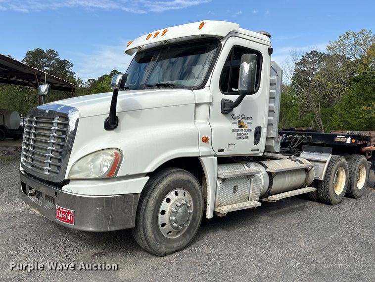2012 Freightliner Cascadia 125 semi truck - ES8889