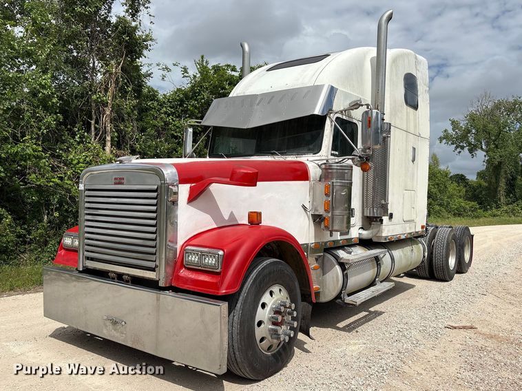 2005 Freightliner FLD132 semi truck - EU0522