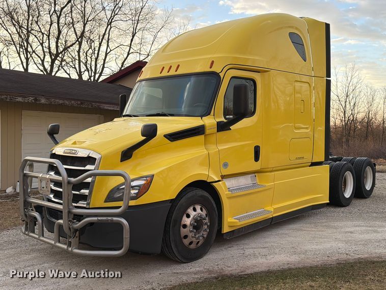 2019 Freightliner Cascadia 126 semi truck - FB8045